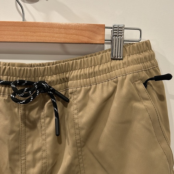 💛NWOT men’s stretch waist tan shorts - Picture 4 of 10